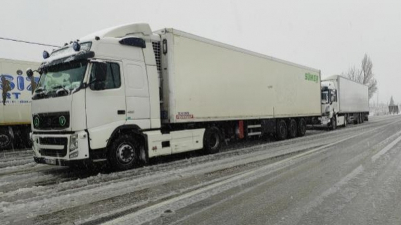 Antalya-Konya kara yolu yoğun kar yağışı nedeniyle tır geçişlerine kapatıldı