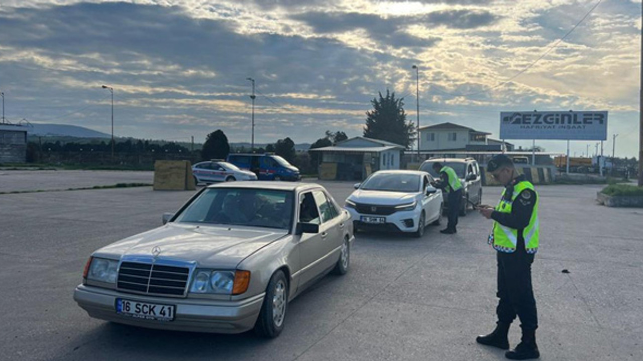 Bursa’da jandarmadan ‘huzur-güven’ uygulaması: 90 sürücüye para cezası verildi