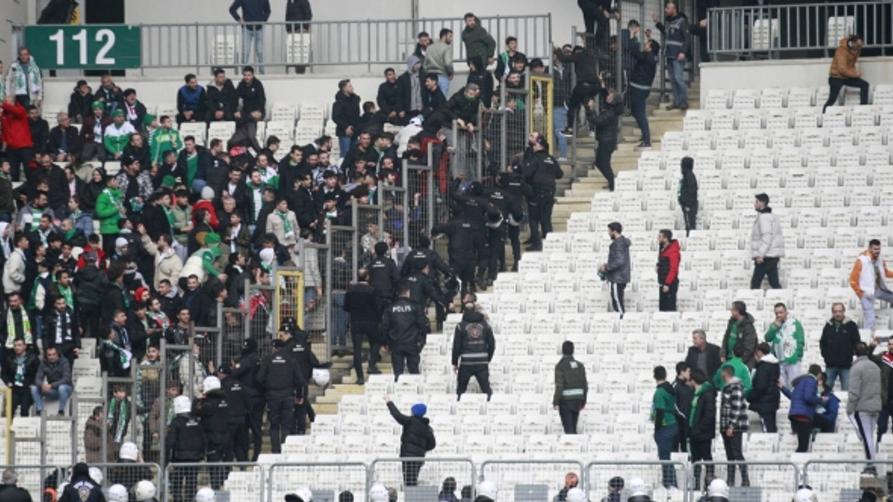 Bursaspor Amedspor maçı öncesi saha savaş alanına döndü! Futbolcular arasında kavga çıktı