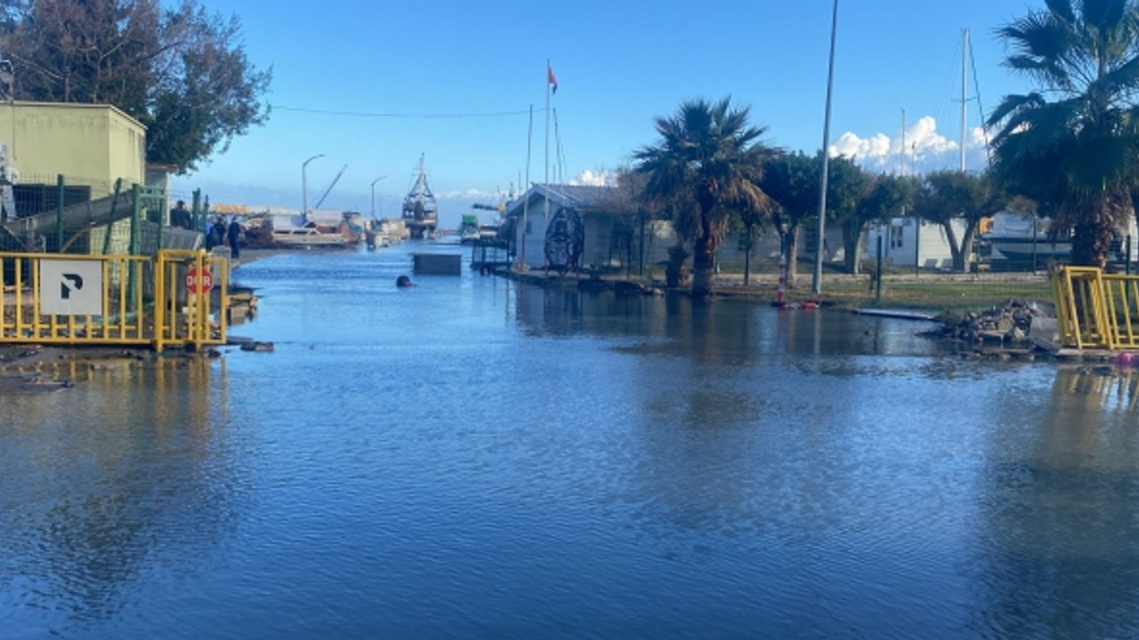 Deniz seviyesinin yükseldiği İskenderun'da; balıkçı barınağı sular altında kaldı