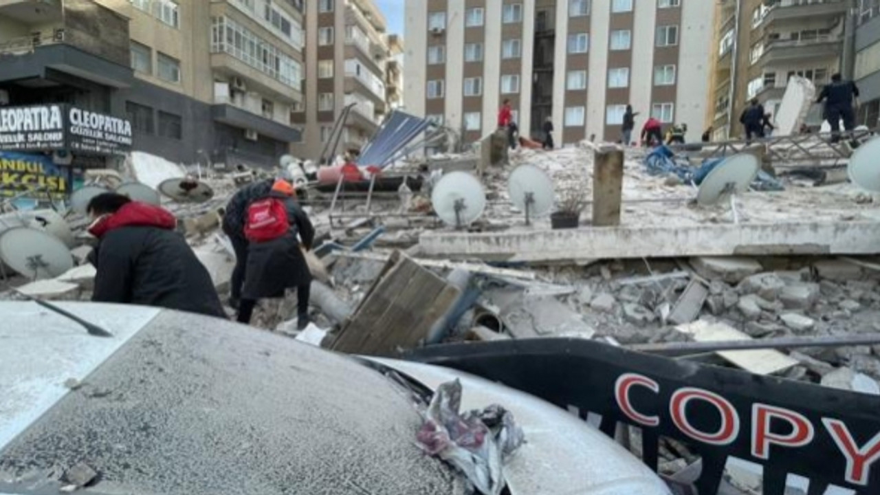 Depremde ağır hasar alan 7 katlı bina çöktü! Enkazda birilerinin olup olmadığı araştırılıyor