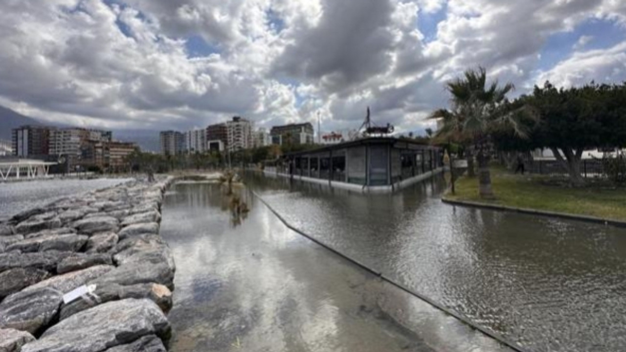 Depremden etkilenen İskenderun sahilinde 1 metre çökme!