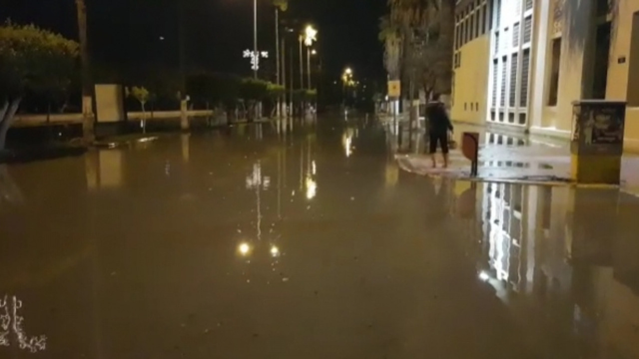 İskenderun'da denizin yükselmesi sonucu su baskını yaşandı