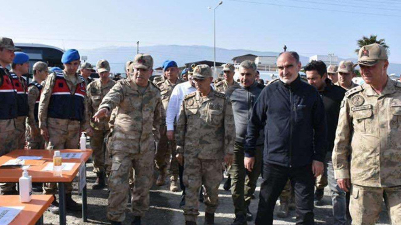 Jandarma 7/24 depremzedelerin hizmetinde! Orgeneral Arif Çetin, tahliye çalışmalarını denetledi