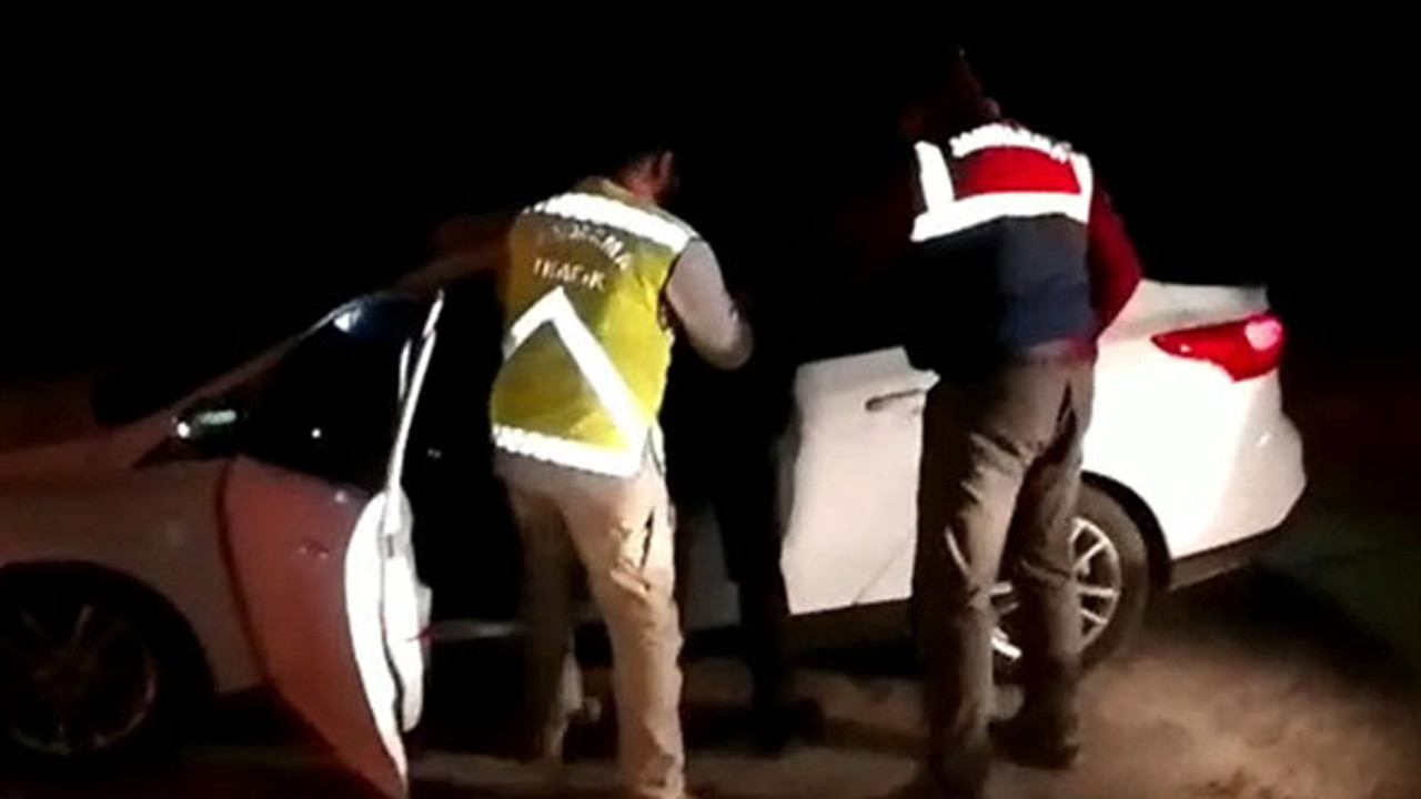 Jandarmadan deprem bölgesinde uyuşturucu operasyonu: 2 gözaltı! 2 kilo esrar ele geçirildi