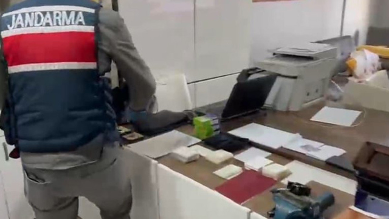 Jandarma’dan sahte evrak operasyonu! Evini matbaaya çeviren sahtekar suçüstü yakalandı