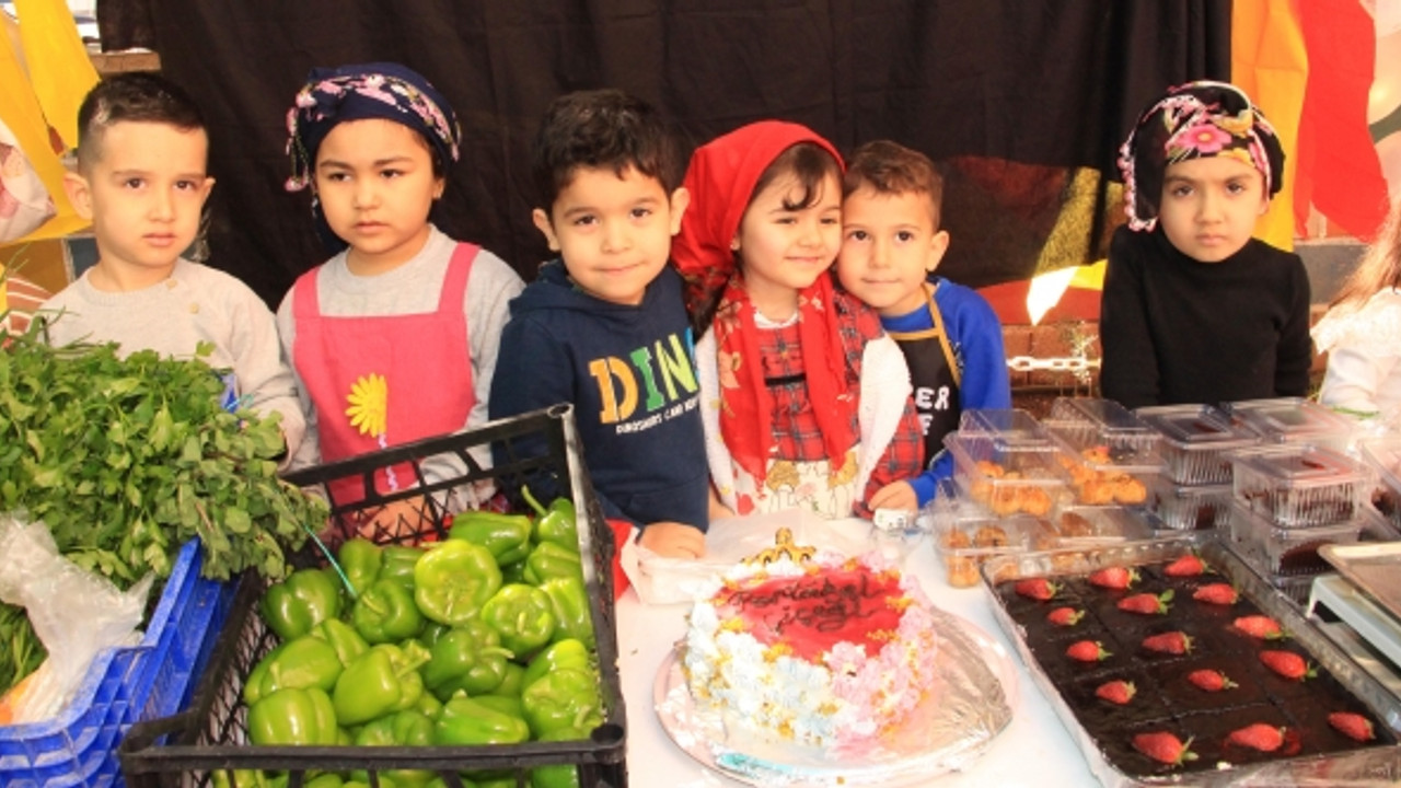 Minikler halk pazarı kurdu; depremzedeler için satış yaptı