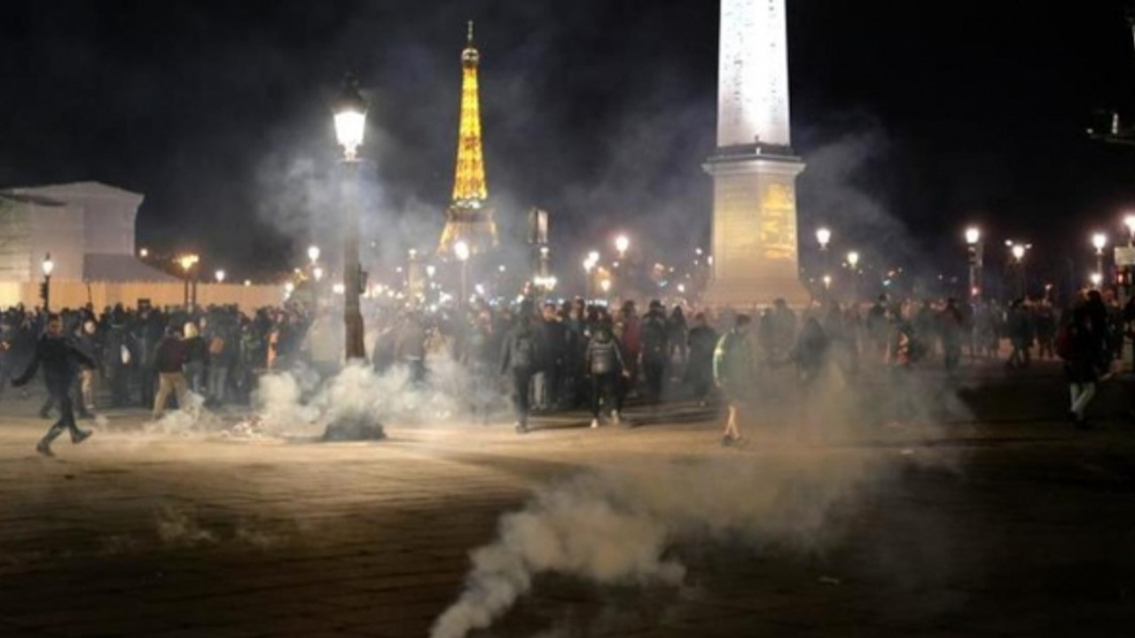 Paris'te emeklilik reformu protesto edildi; 200 kişiye gözaltı