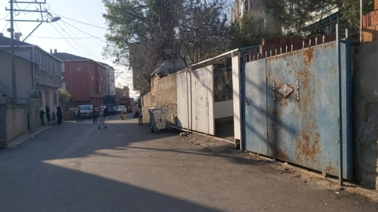 Raydan çıkan demir kapının altında kalan çocuk; hayatını kaybetti