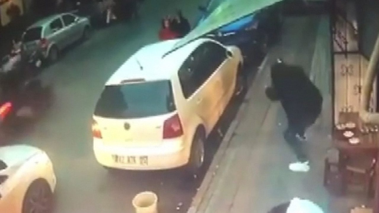 Silahlı saldırı! Kurşunlara aldırmadan çay içmeye devam ettiler