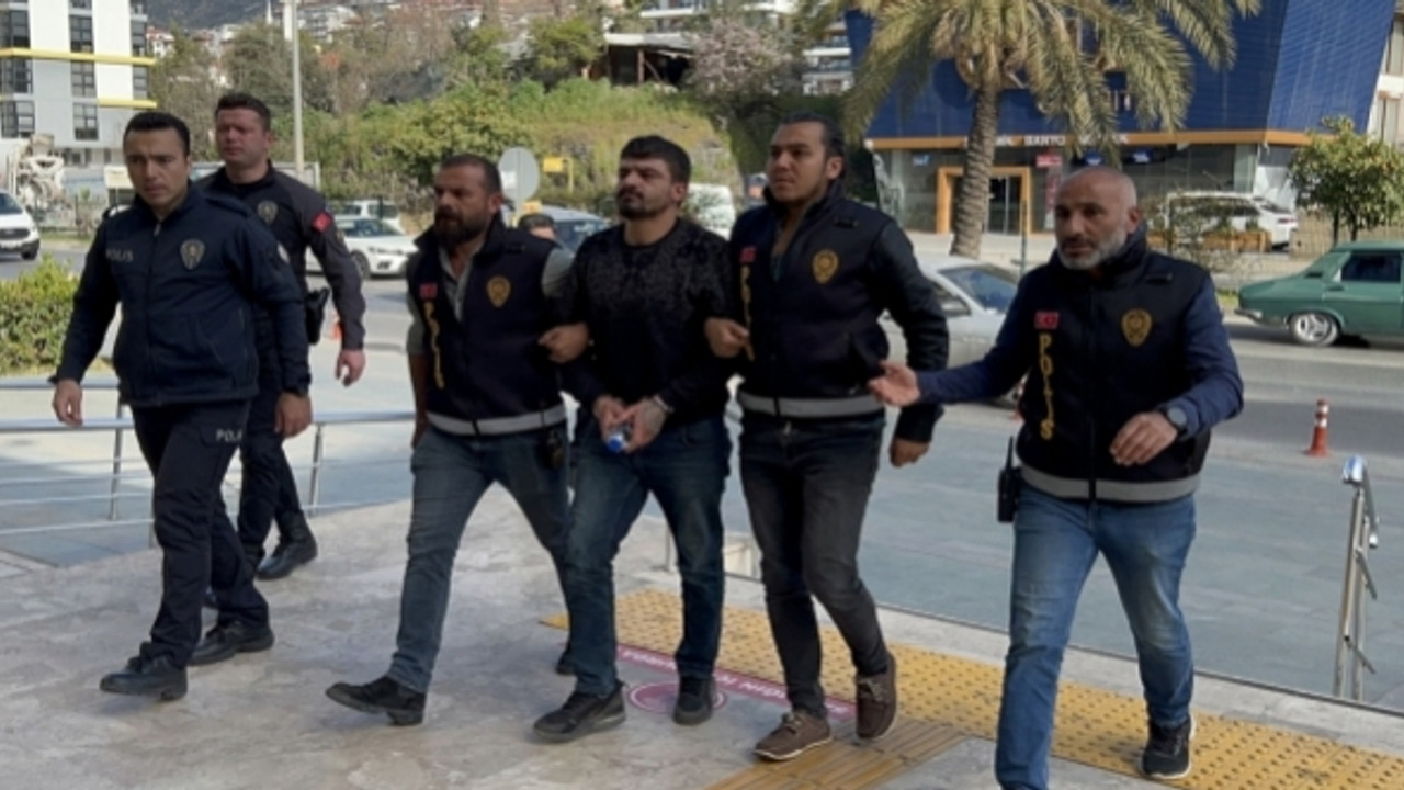 Tartıştığı ev arkadaşını satırla öldüren zanlı tutuklandı!