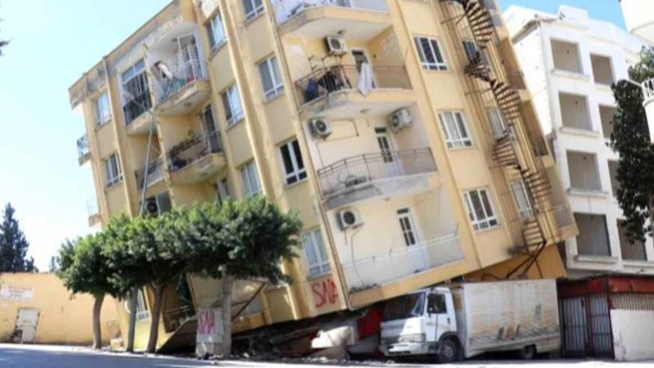 Yan yatan binayı altında kalan kamyonet tutuyor! Vatandaşlar endişeli