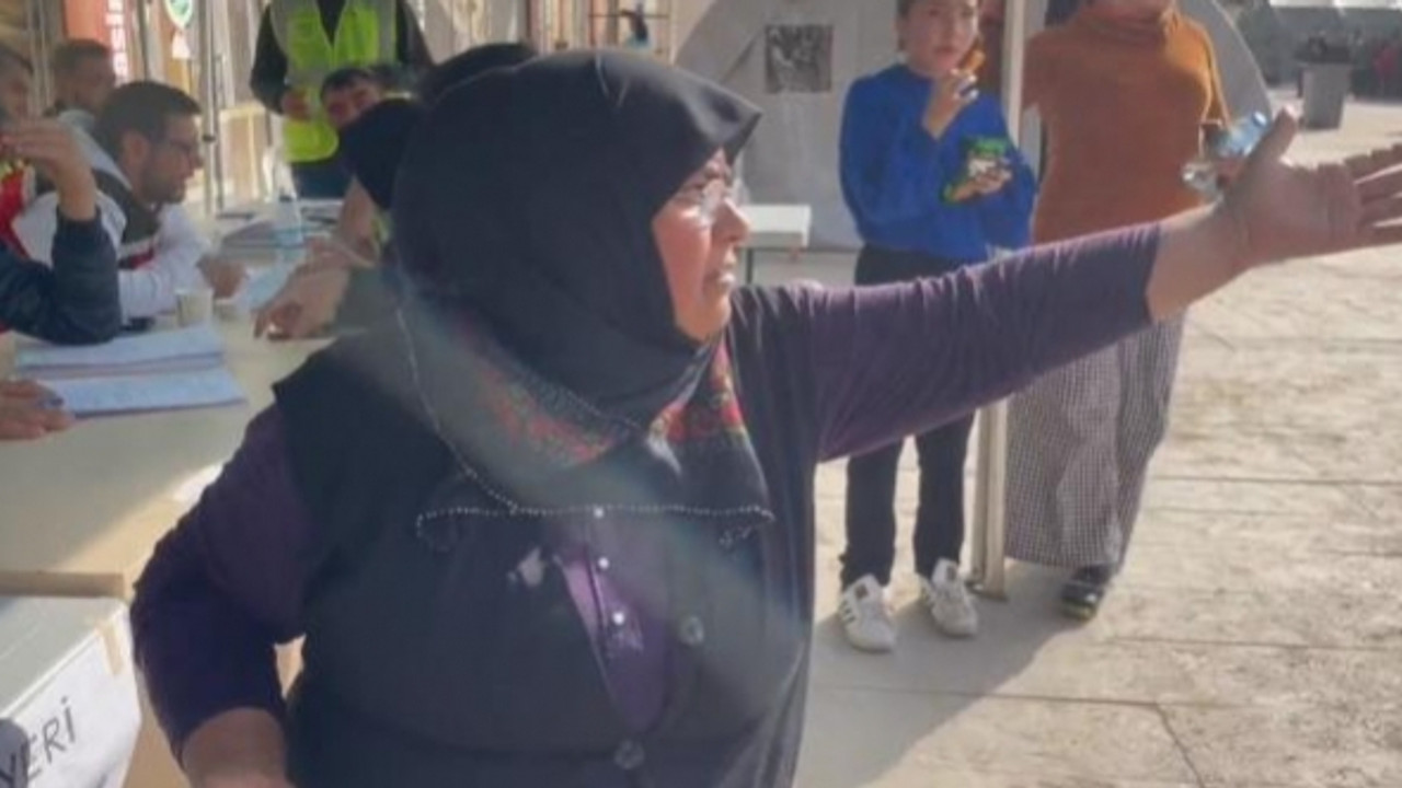 Yardım merkezindeki görevliden depremzedeye büyük ayıp: "Su istedim, bana yüzüğünü sat" diyor
