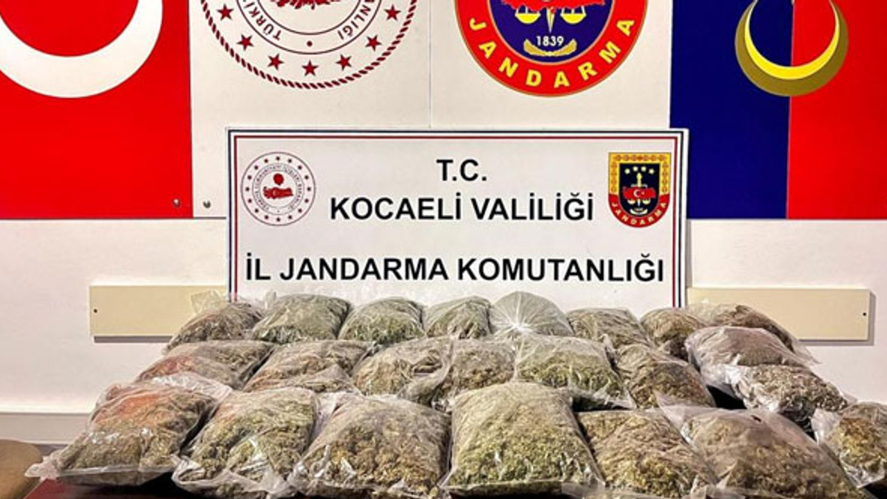 Zehir tacirleri jandarmaya takıldı