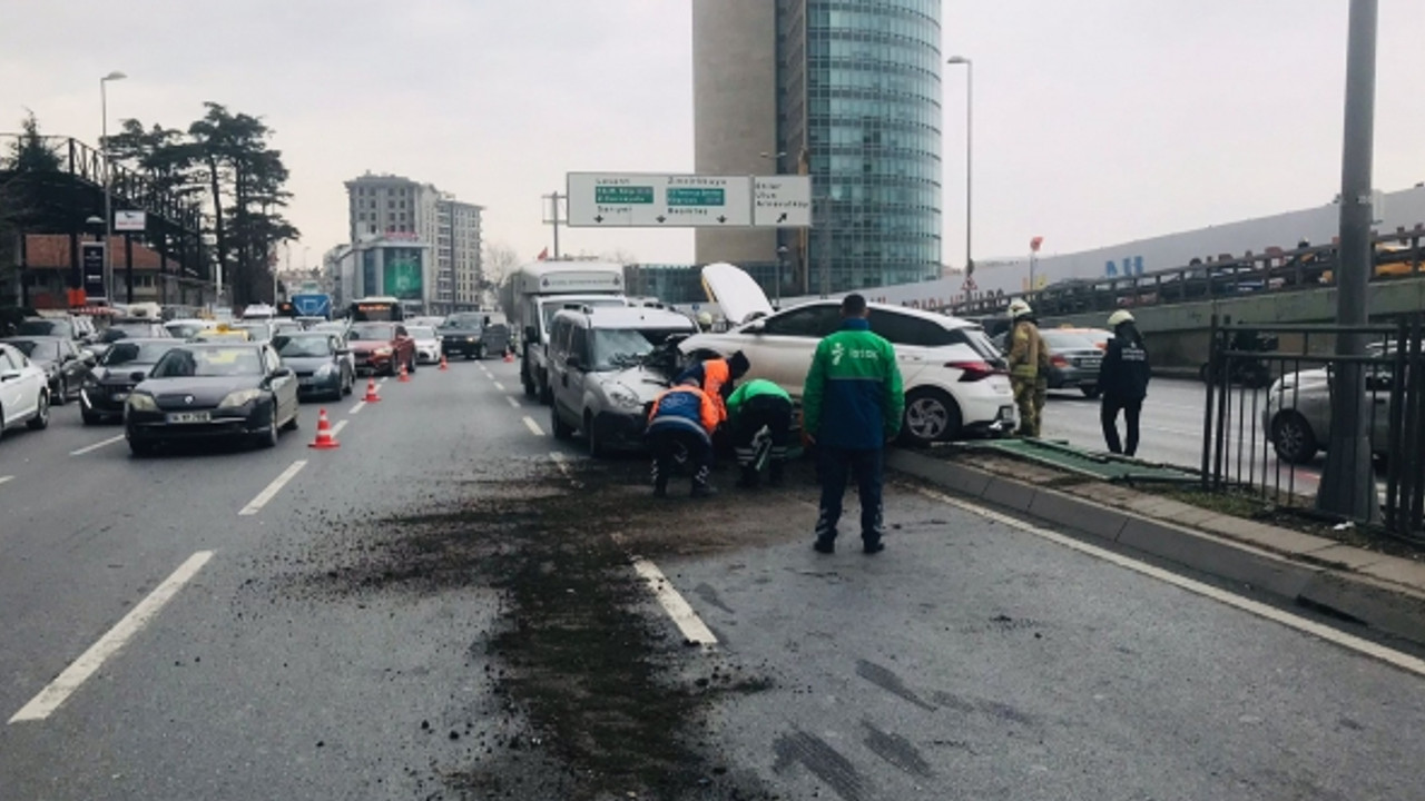 Zincirleme trafik kazası! 4 araç birbirine girdi