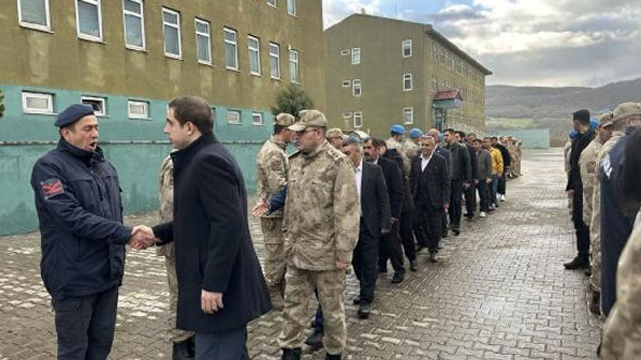 Bingöl'de 42 yıllık gelenek: Önce Mehmetçik ile bayramlaştılar