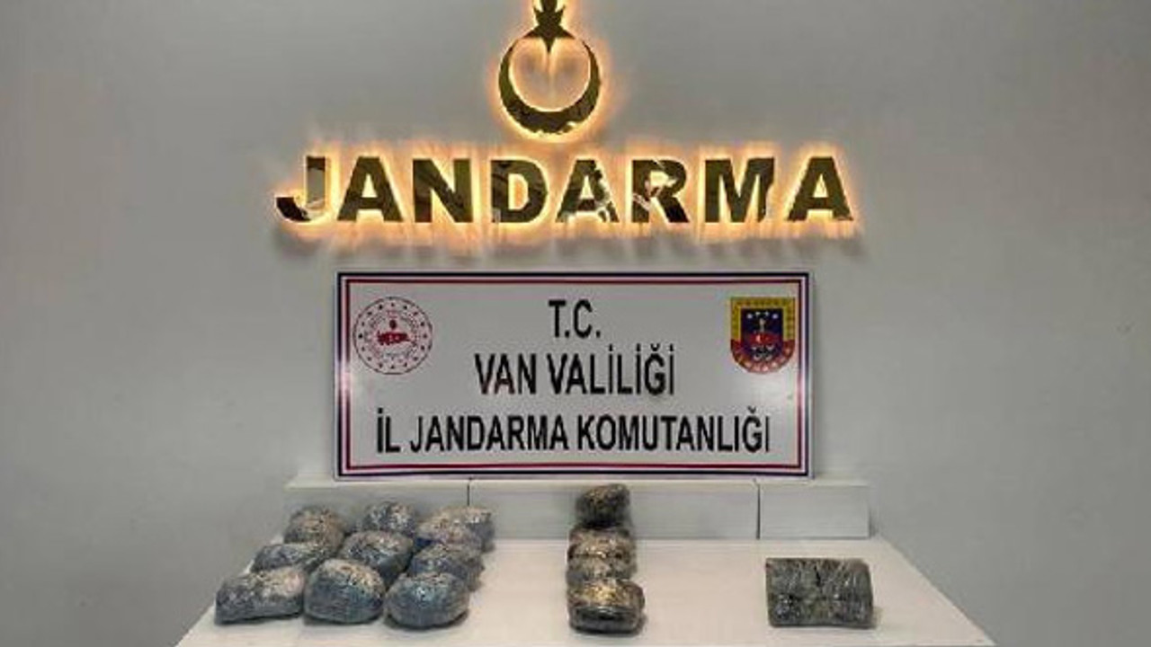 Jandarma kayalıklar arasında 10 kilo 796 gram uyuşturucu ele geçirdi
