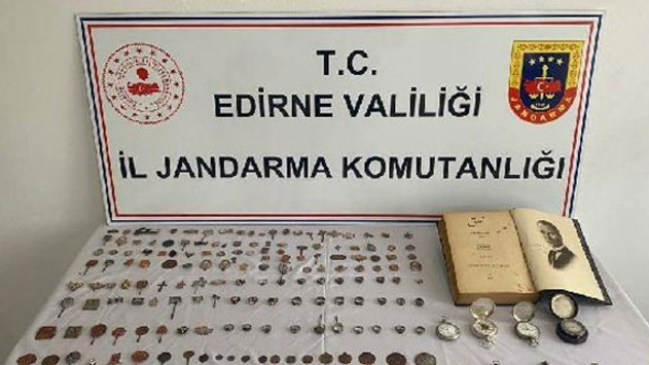 Jandarma’dan kaçakçılara operasyon! Tarihi eserlerin arasında Arapça Nutuk kitabı bulundu