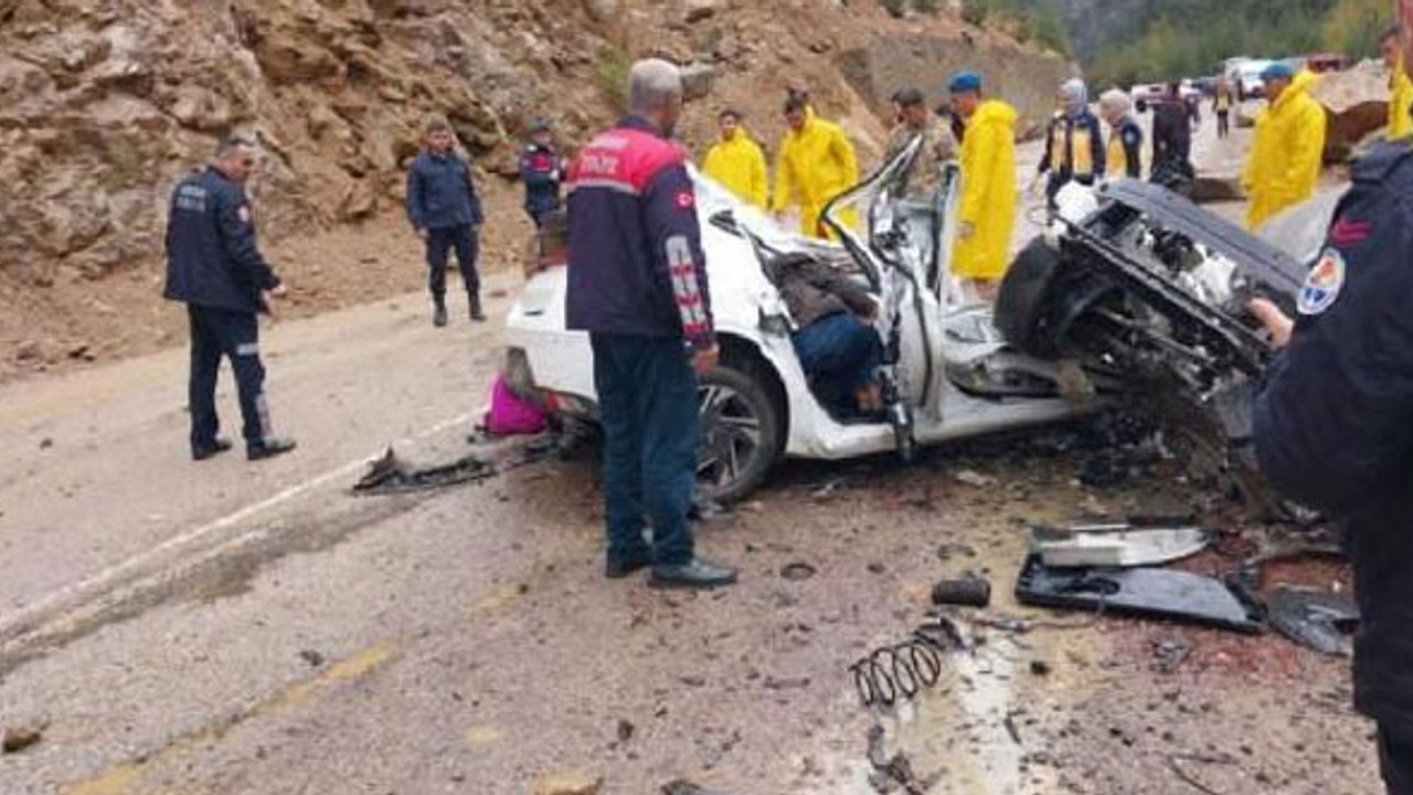 Otomobilin üzerine kaya düştü! 4 öğretmen heyelan kurbanı oldu