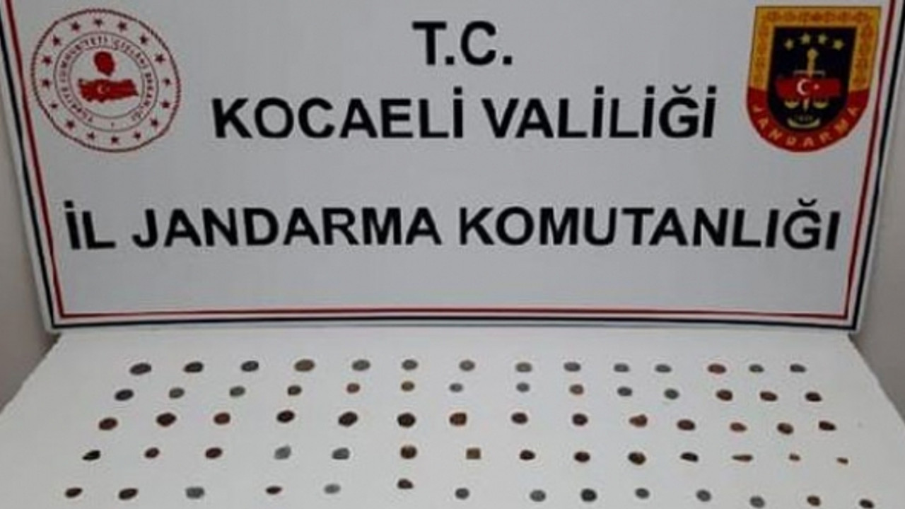 Tarihi eser kaçakçıları jandarmaya takıldı: Ceplerinden 82 sikke, 4 obje çıktı