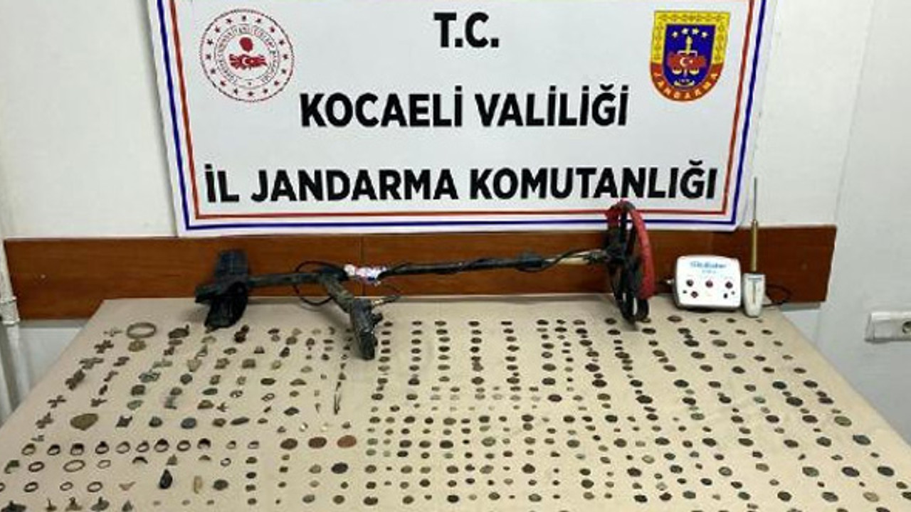 Tarihi eser kaçakçısı jandarmaya takıldı: Arabada bir, evde yüzlerce…
