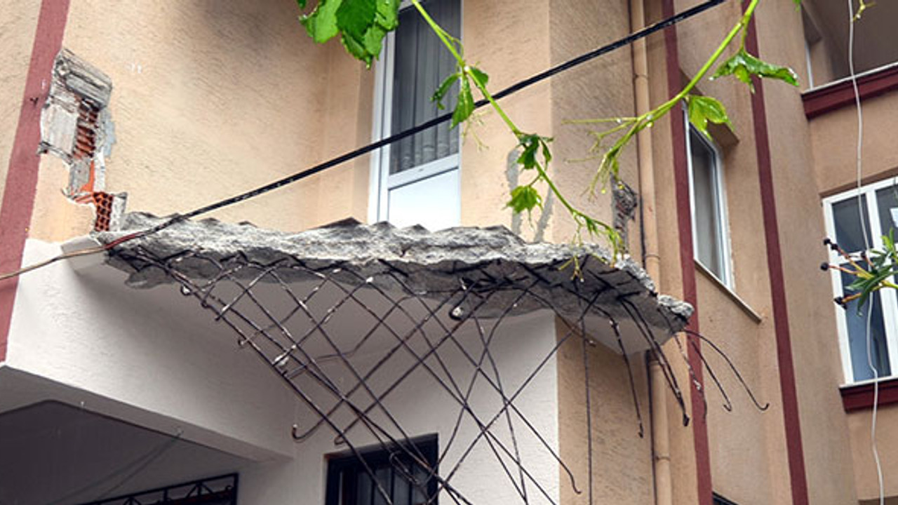 Avcılar'da balkonu çöken binaya tahliye kararı