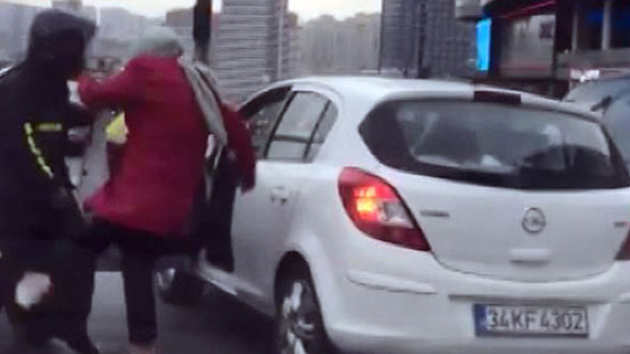 Esenyurt'ta 'yol verme' kavgası: Otomobil sürücüsüyle kurye birbirine girdi