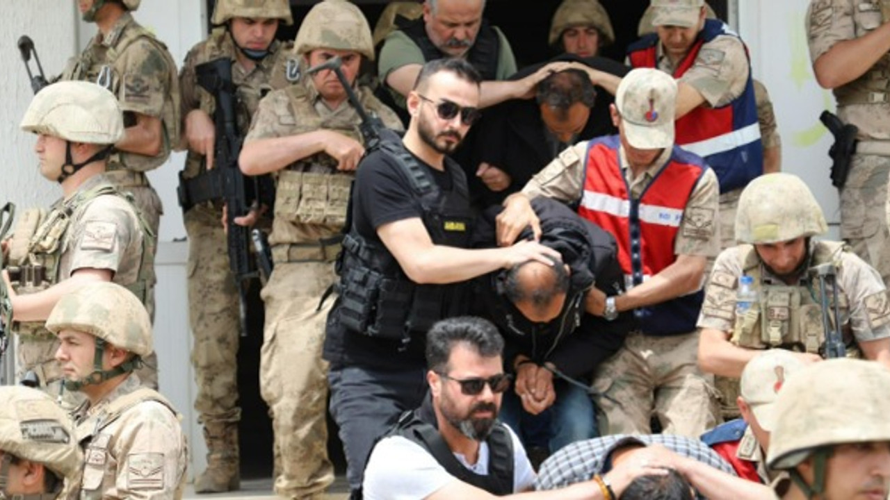 Jandarma kıyafeti giyerek araçları gasbetmişlerdi: Kıskıvrak yakalandılar