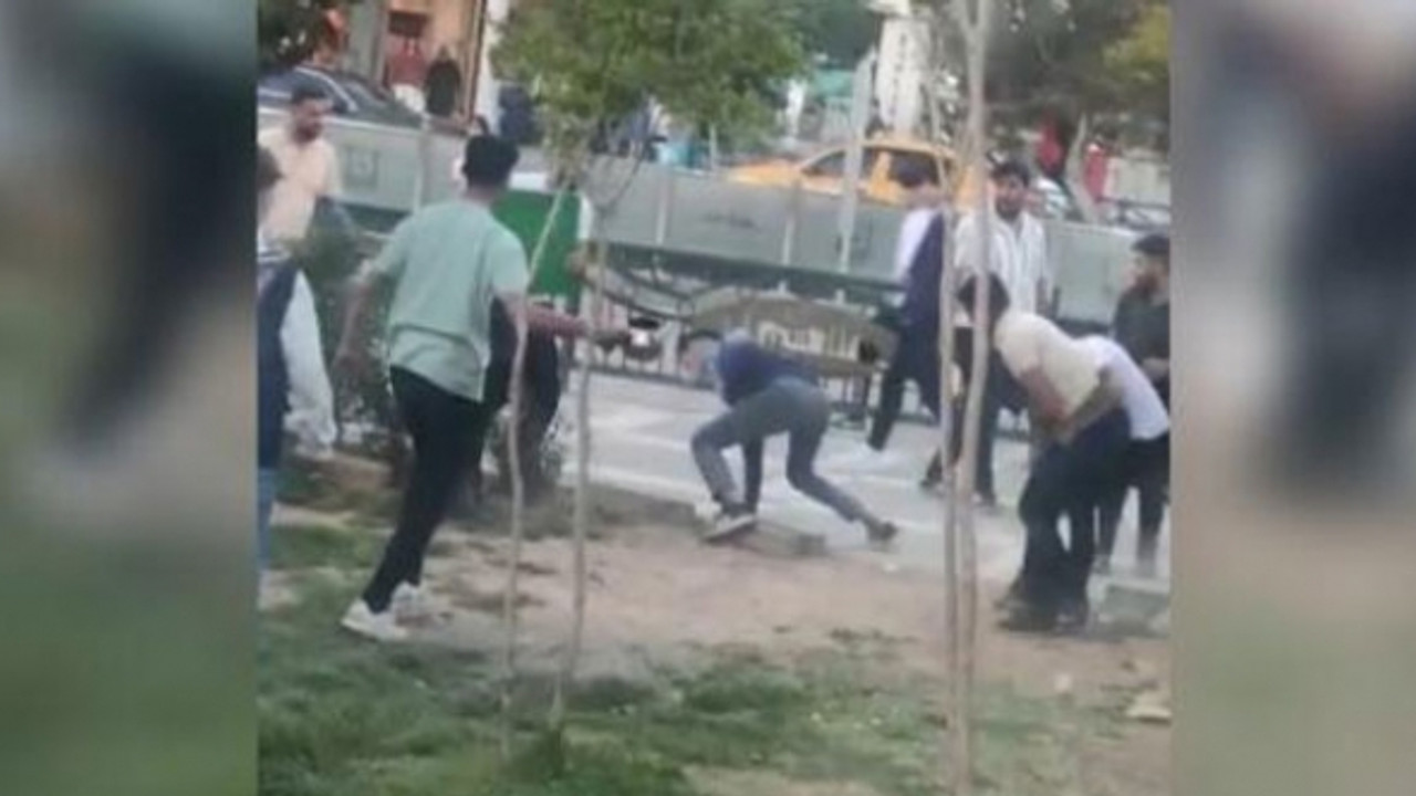 Parkta dehşet anları! Dövdüler, bıçakladılar, gasbettiler