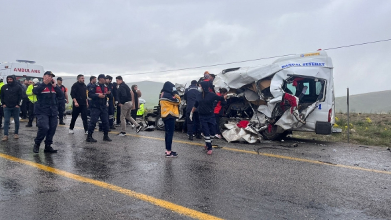 Sivas'ta can pazarı! Yolcu minibüsü ile TIR çarpıştı; 4 ölü, 3 yaralı