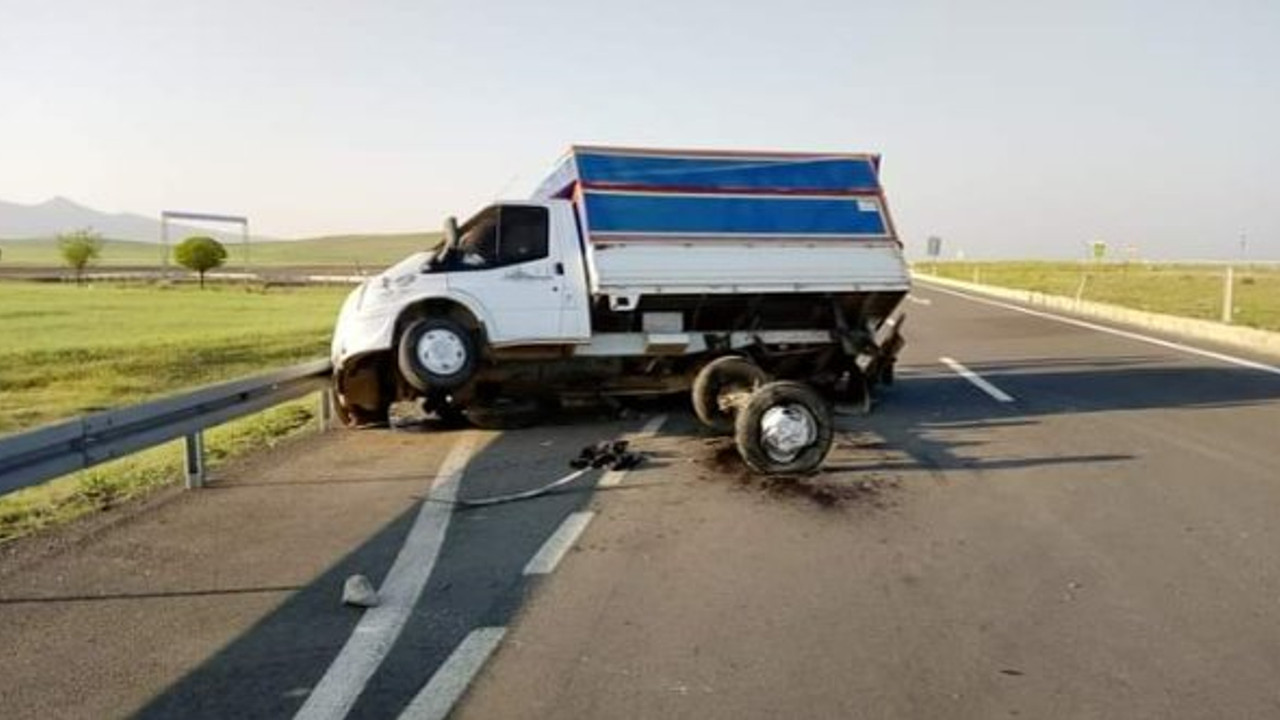 Tarım işçisi aileyi taşıyan kamyonet bariyere çarptı: 8'i çocuk 10 yaralı