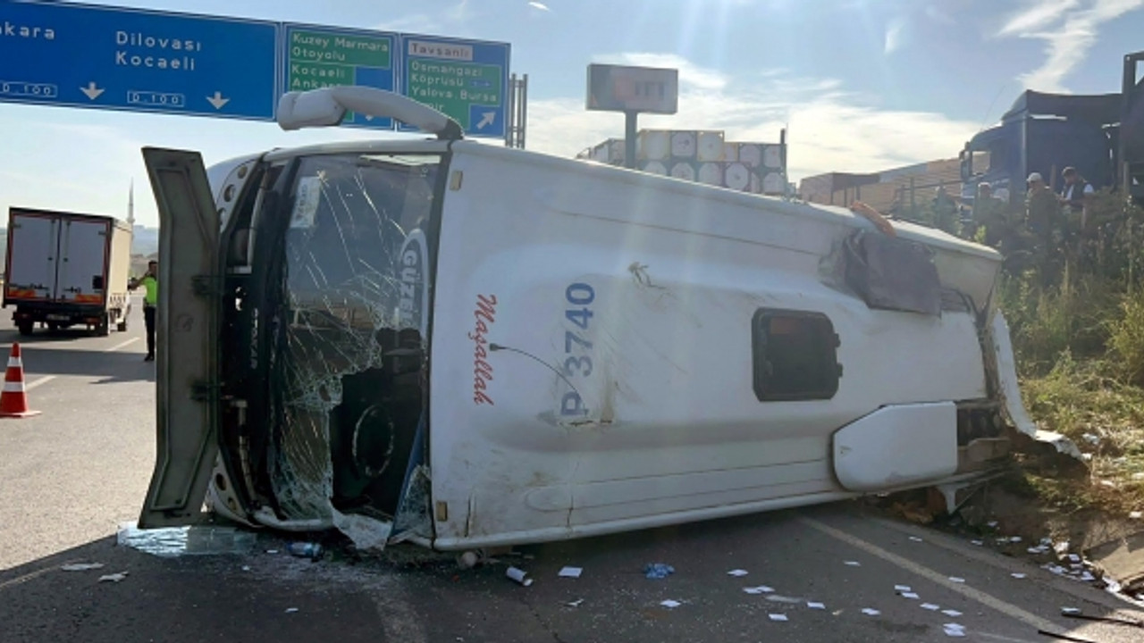 İşçi servis midibüsü TIR’a çarpıp devrildi: 13 yaralı