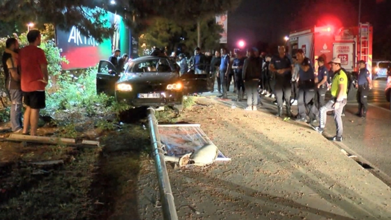 Kadıköy'de elektrik direğine çarpan otomobilin sürücüsü ağır yaralandı