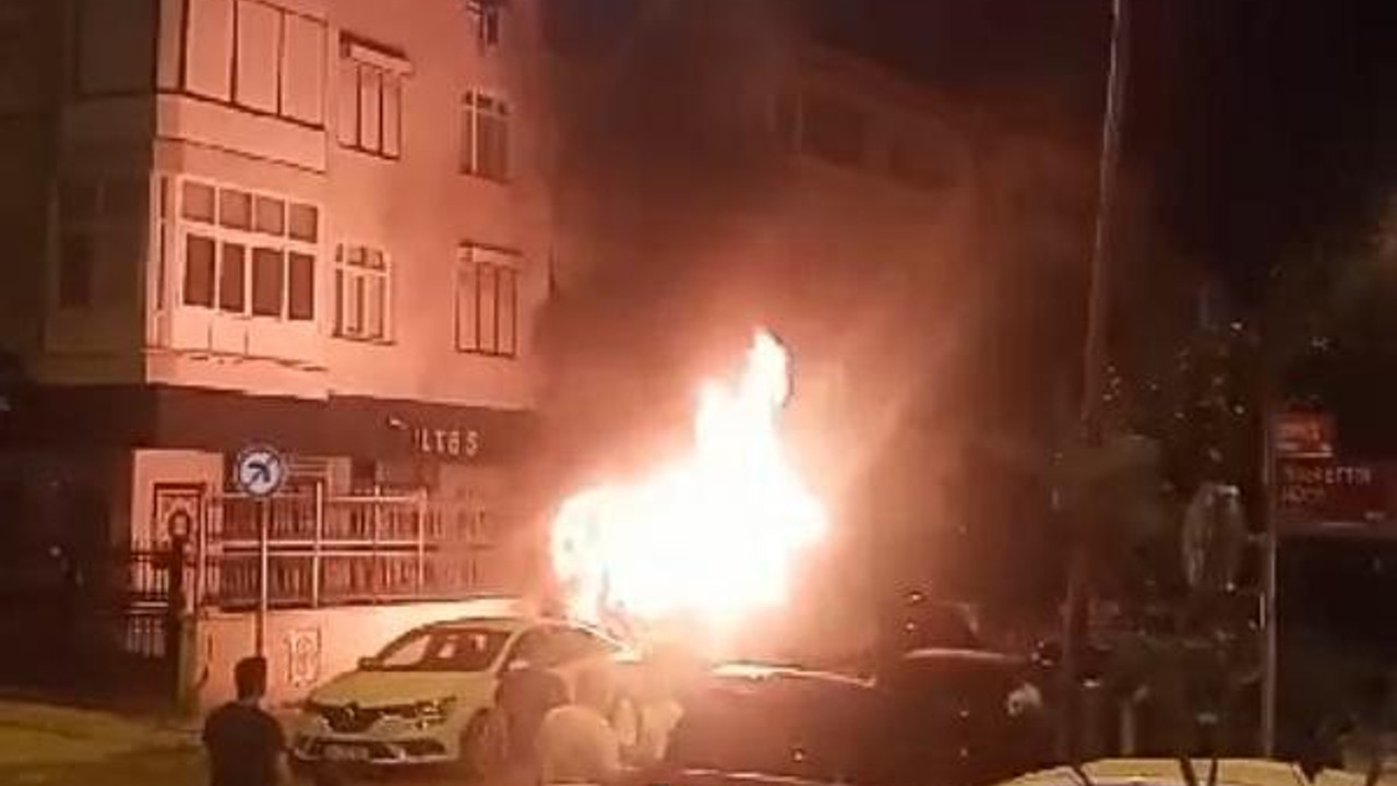 Büyükçekmece'de minibüs ile evde çıkan yangında havai fişek iddiası