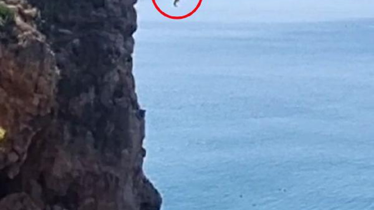 Falezlerden denize el ele tehlikeli atlayış kamerada