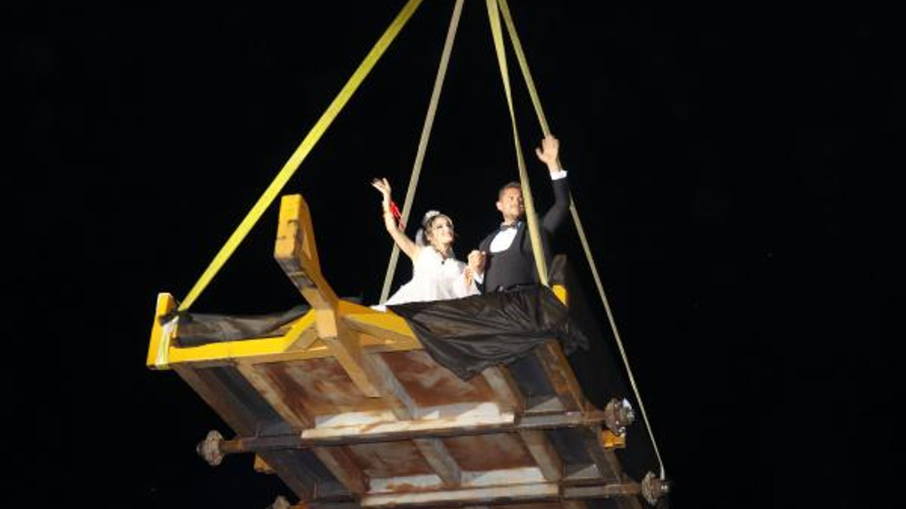 Gelin ile damat düğün alanına vinçle indirildi