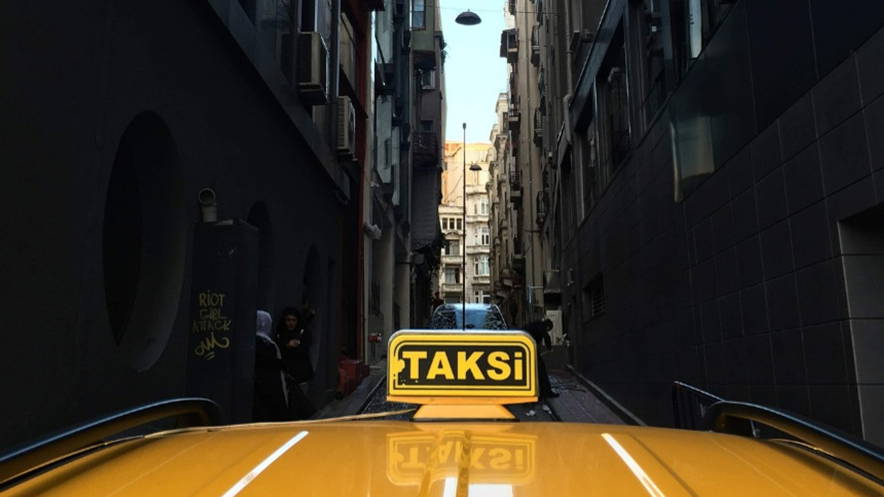 Taksim'de yılın ilk ticari taksi denetimi yapıldı: 5 sürücüye 32 bin TL ceza