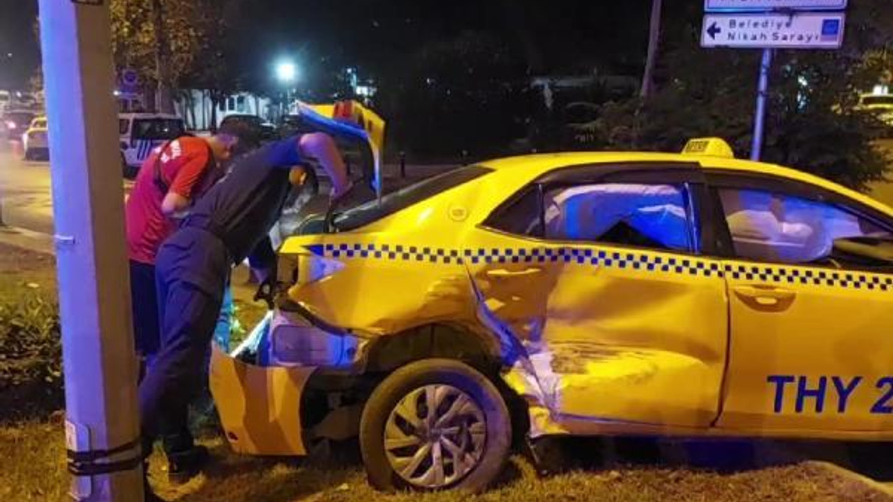 Üsküdar’da dolmuş ile taksi çarpıştı: 3 yaralı