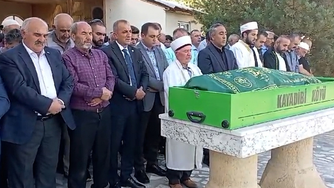 Gümüşhane'de çıkan örtü yangınında hayatını kaybeden kişinin cenazesi defnedildi
