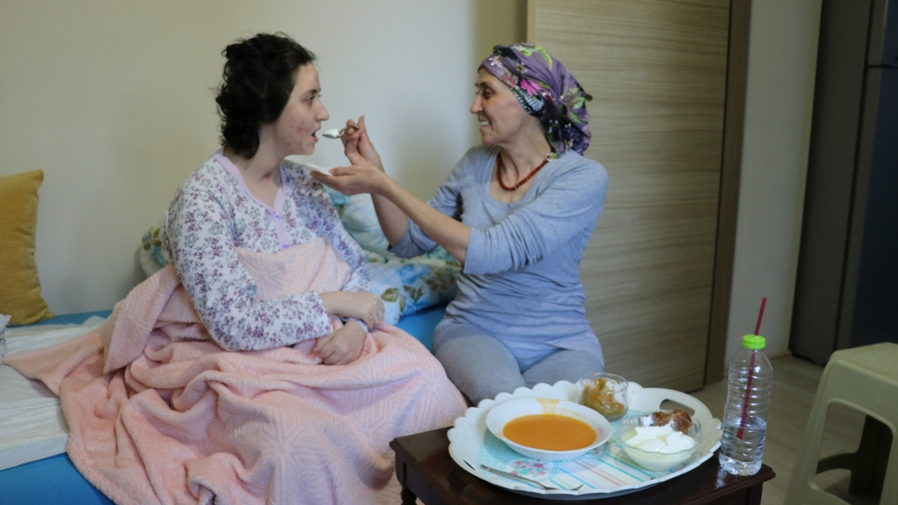 Trafik kazasında ağır yaralanan Almina, engelli annesinin desteğiyle hayata tutundu