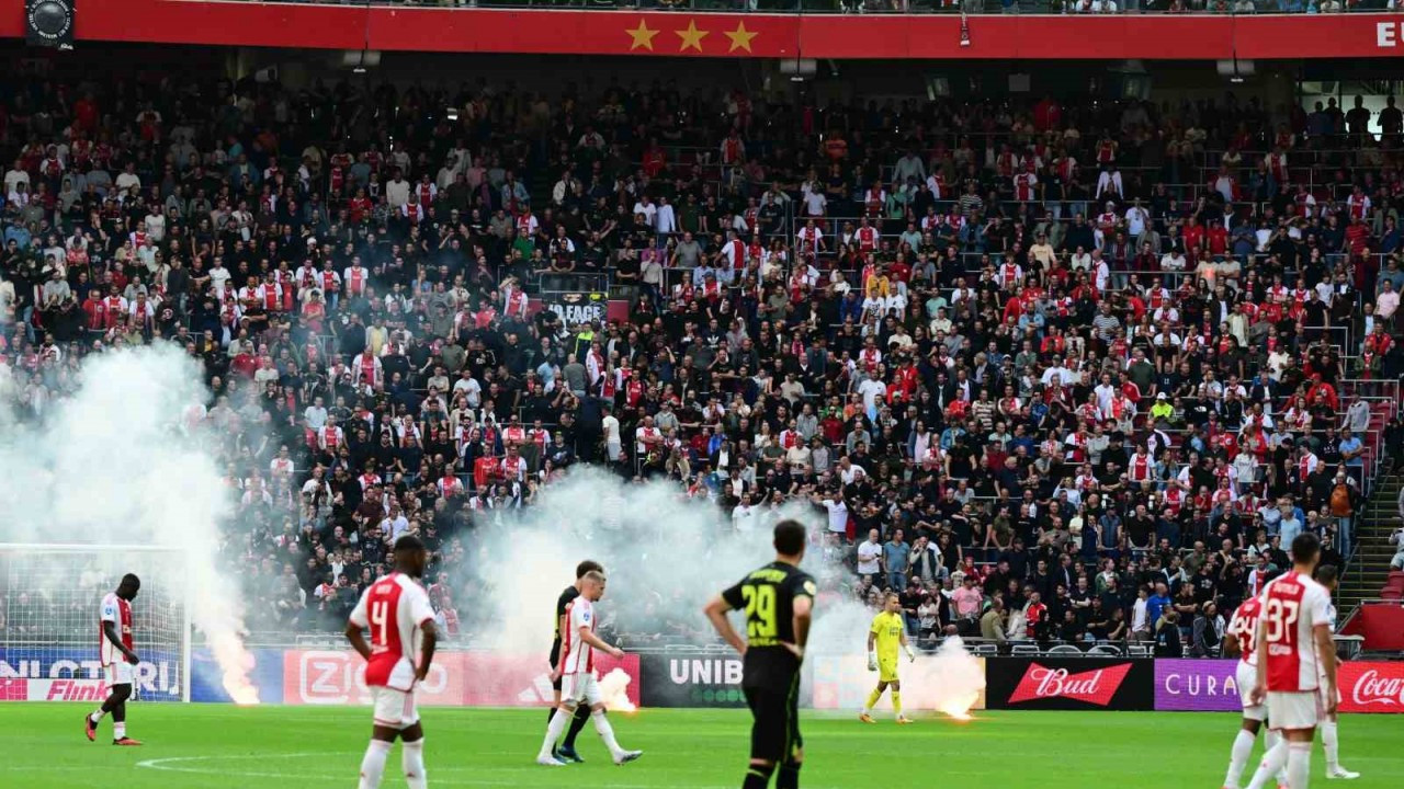Ajax - Feyenoord maçı yarıda kaldı