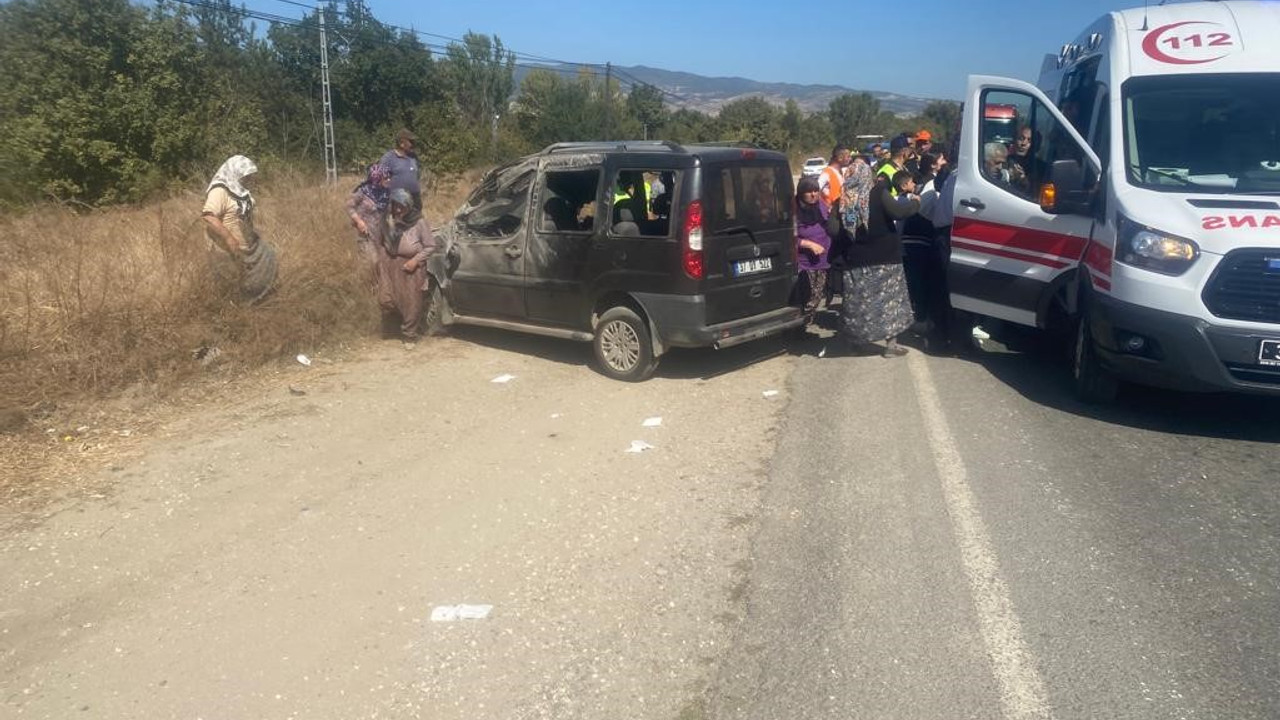 Cezaevi görüşüne giden ailenin bulunduğu hafif ticari araç takla attı: 5 yaralı