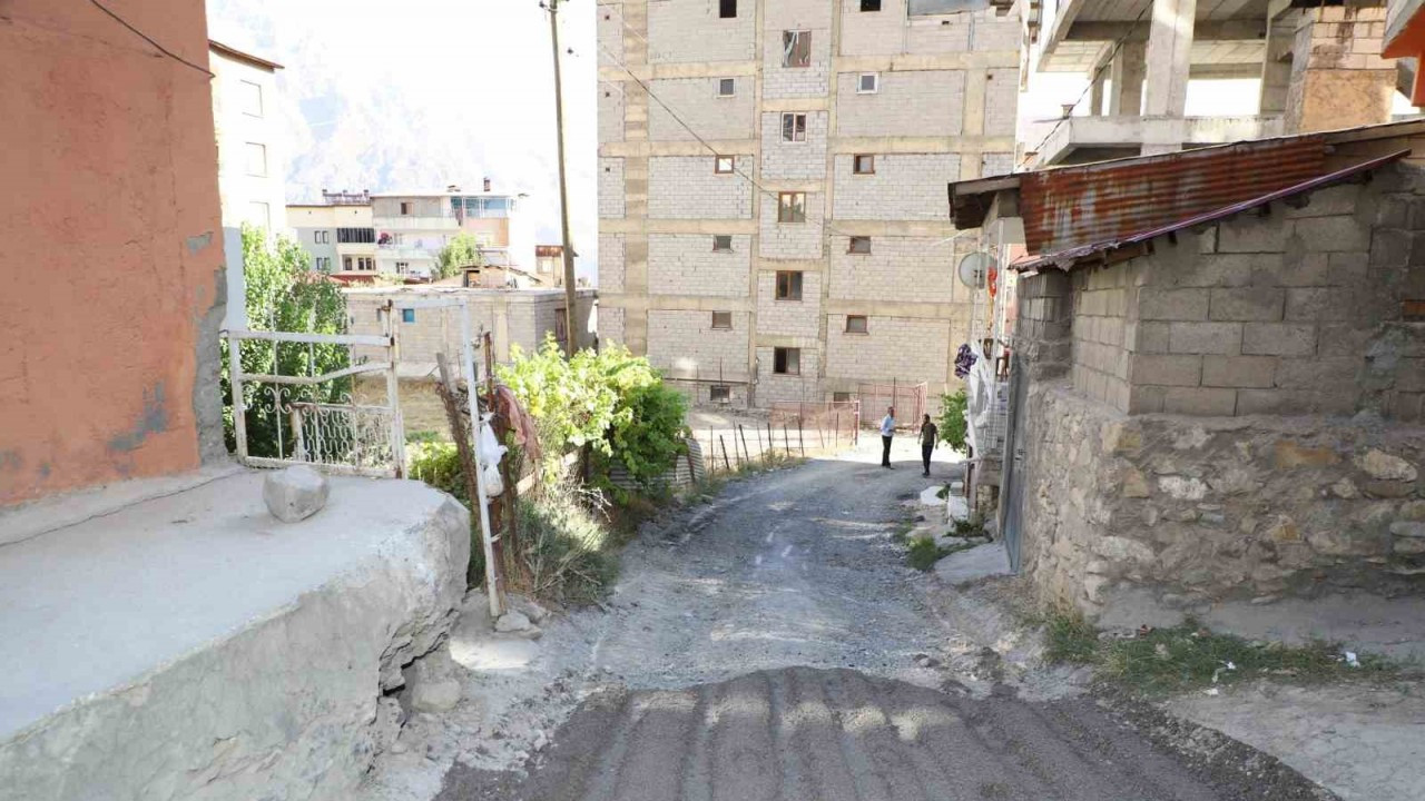 Hakkari’de bir semt ilk defa asfalta kavuşuyor
