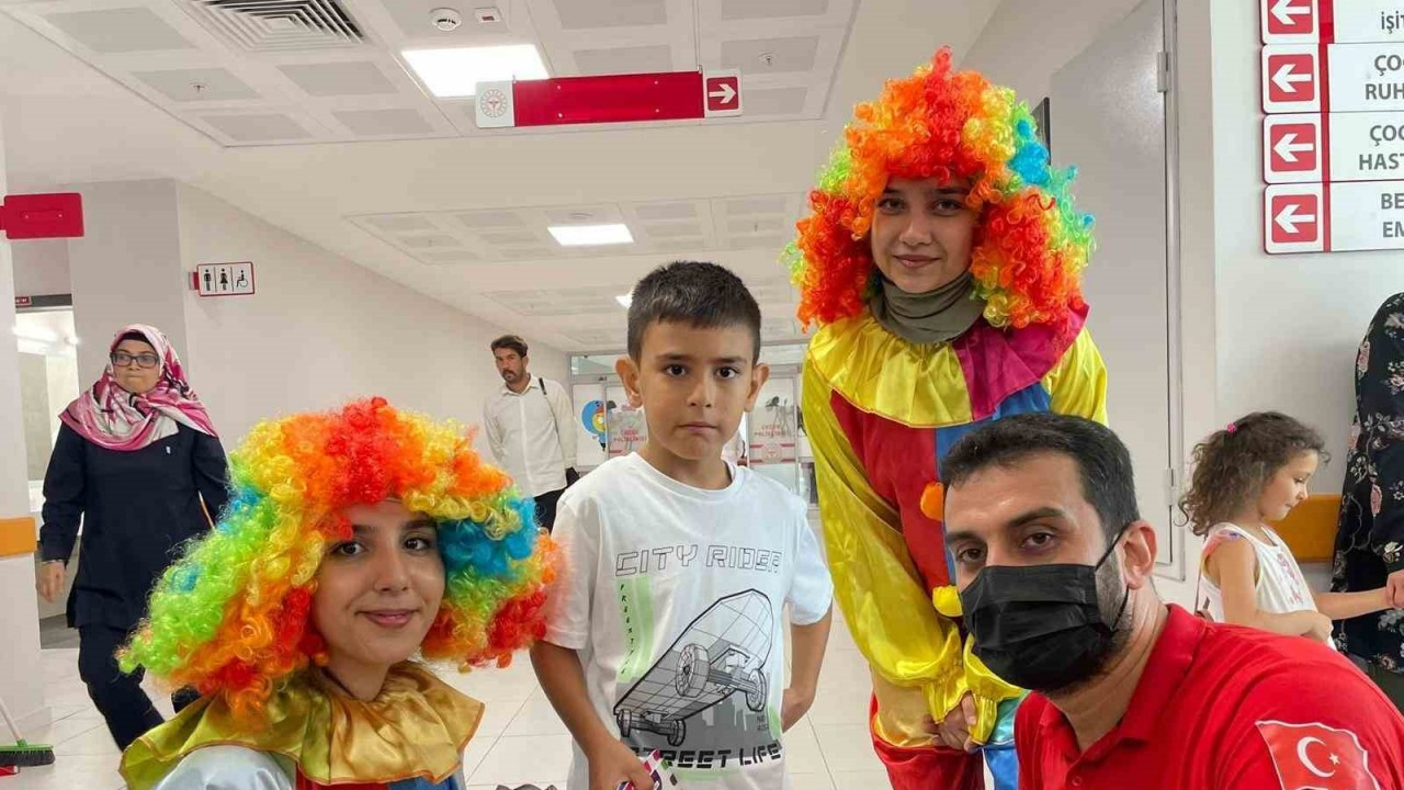 Hastane tedavi gören çocuklara gönüllü gençlerden moral etkinliği