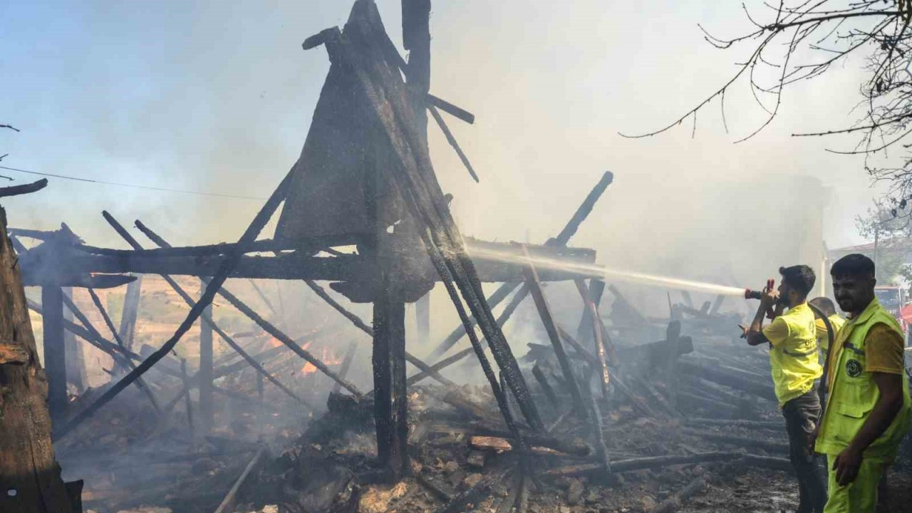 Kastamonu’da 3 ev ve 1 ahır yangında kül oldu