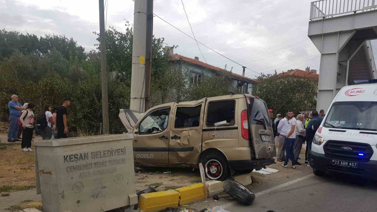 Keşan’da kaza yapan hafif ticari araçta sürücü ve eşi yaralandı
