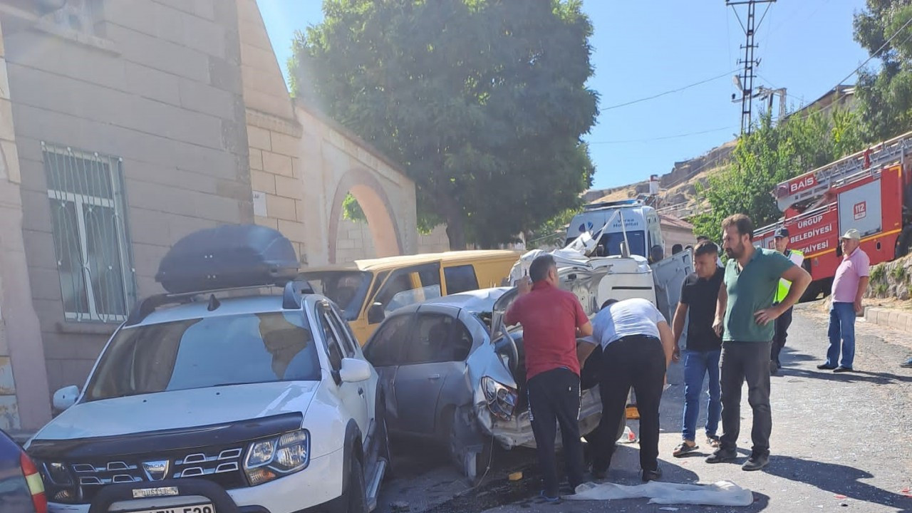 Kontrolü kaybolan minibüs önce araçlara sonra yayalara çarptı: 1 Ölü