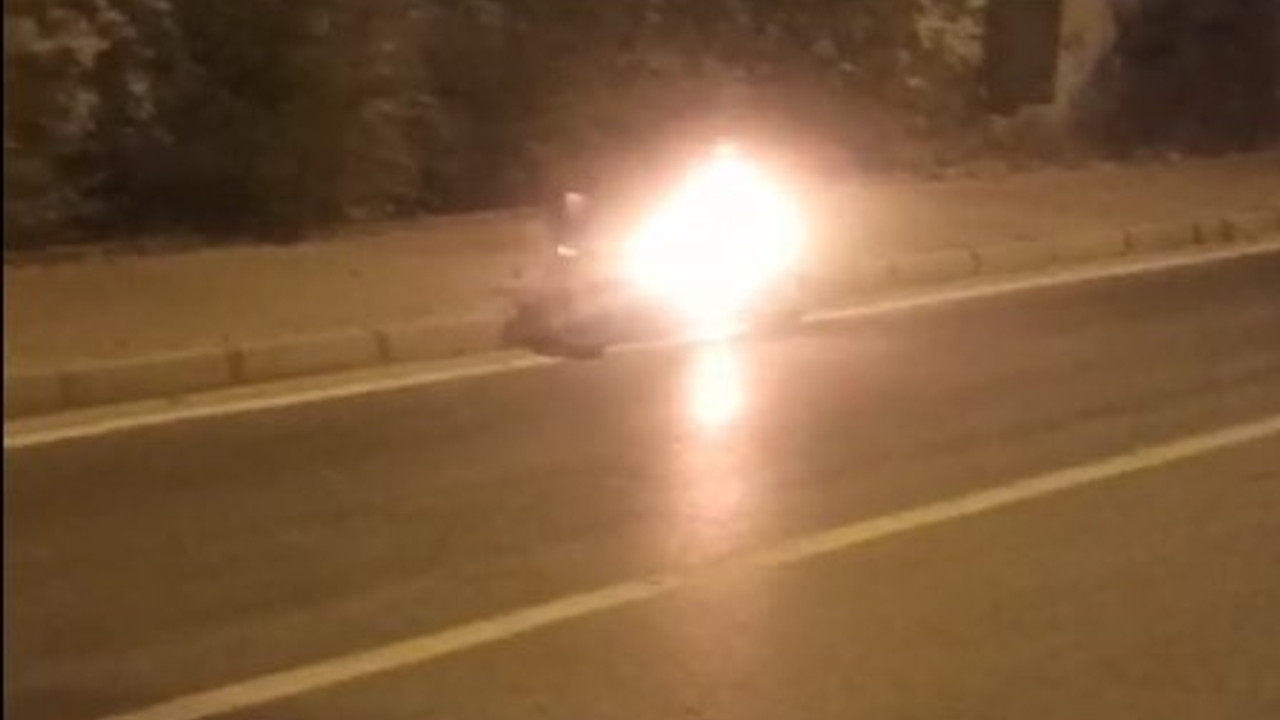 Seyir halindeki motosiklet yandı