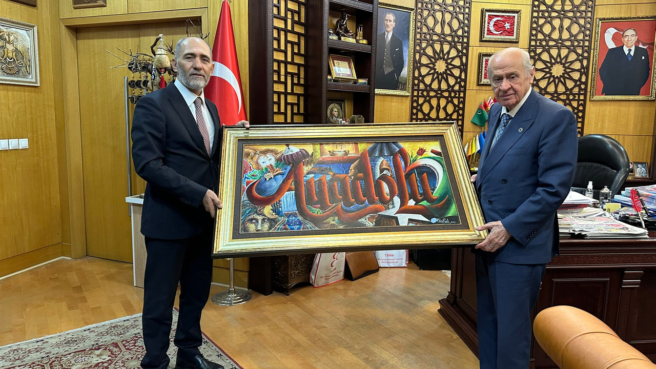 Ressam Ahmet Sula'nın, MHP lideri Bahçeli'ye ağmağan ettiği 'Anadolu' tablosu Genel Merkez'e asıldı