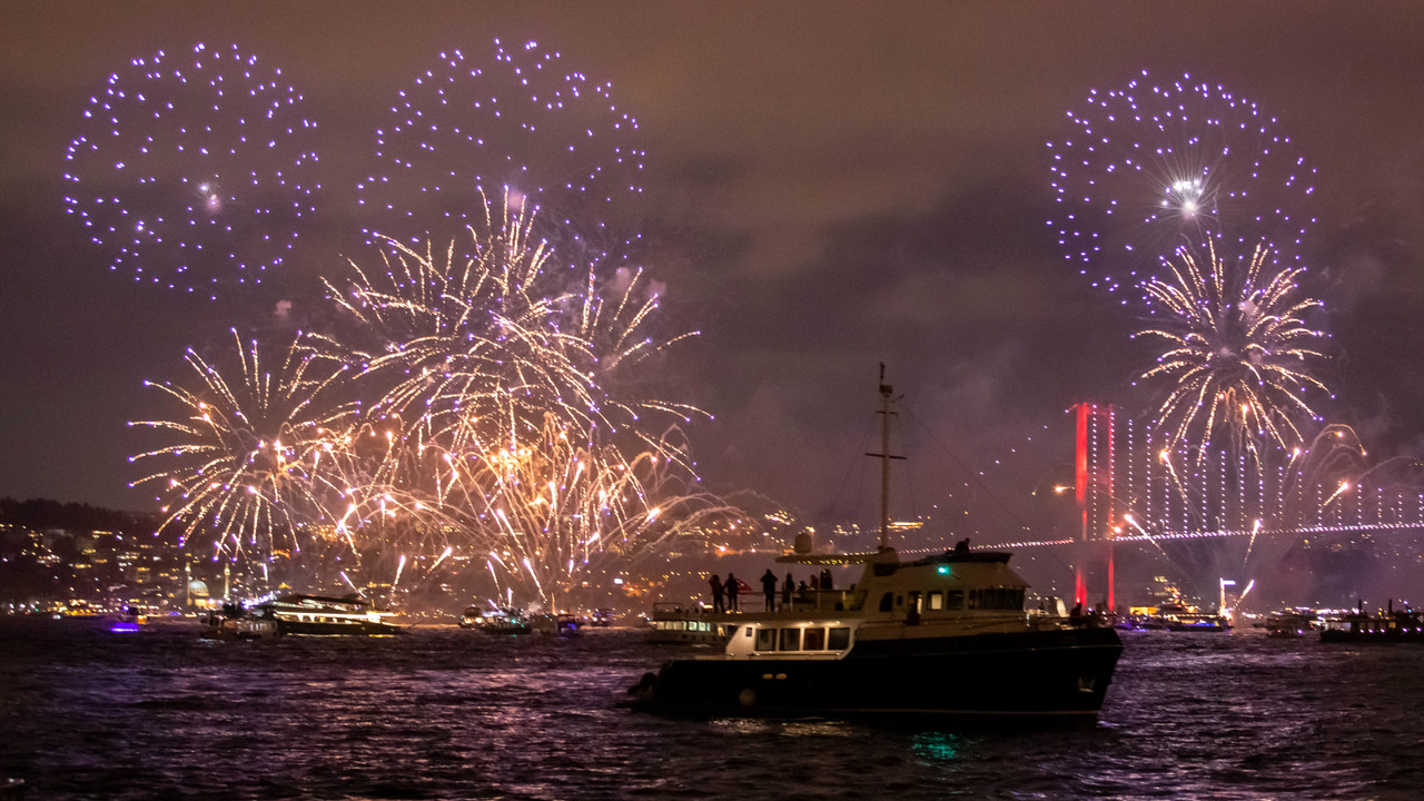 İstanbul Boğazı'nda 2023 dronla 100. yıl gösterisi